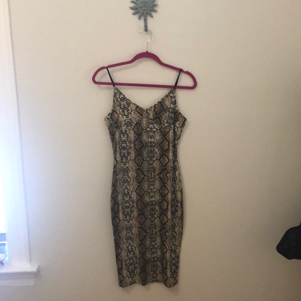 Sexy snakeskin midi! 🐍